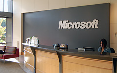 画像集#002のサムネイル/「SideWinder X8 Mouse」詳報。穴のないスペックは,ゲーマー向けワイヤレスマウスの概念を変えるか?