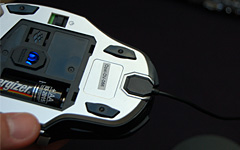 画像集#010のサムネイル/「SideWinder X8 Mouse」詳報。穴のないスペックは,ゲーマー向けワイヤレスマウスの概念を変えるか?