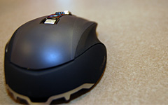 画像集#014のサムネイル/「SideWinder X8 Mouse」詳報。穴のないスペックは,ゲーマー向けワイヤレスマウスの概念を変えるか?