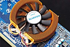 画像集#002のサムネイル/GIGABYTE製HD 4850搭載カード初のZalmanクーラー採用モデル