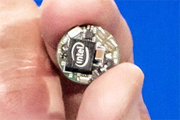 画像集#007のサムネイル/IntelがCES 2015でアピールしたのは，最新CPUではなくRealSenseとウェアラブル機器向け超小型コンピュータだった