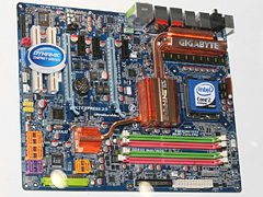 画像集#014のサムネイル/もはや“いらない子”なのか? Intel,フラグシップチップセット「X48」出荷開始