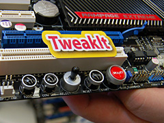 ������#009�Υ���ͥ���/��COMPUTEX 2008��25��ASUS�Ρ�R.O.G�פϡ������ޡ������ȥ����С������å��ݸ�����2�饤��ʥåפ�ʬ��