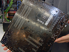 ������#014�Υ���ͥ���/��COMPUTEX 2008��25��ASUS�Ρ�R.O.G�פϡ������ޡ������ȥ����С������å��ݸ�����2�饤��ʥåפ�ʬ��
