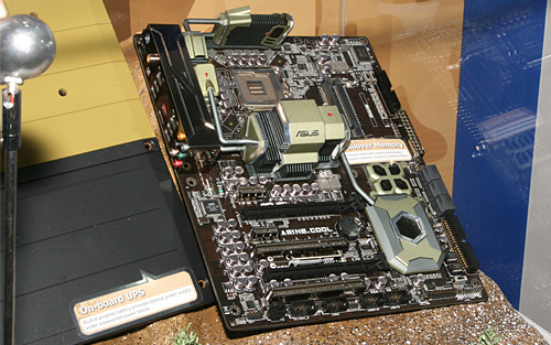 画像ギャラリー No.003のサムネイル画像 / ASUS,簡易UPS機能標準搭載の“タフ”なROGコンセプトマザーを公開。ゲーマー向けmicroATXボード2製品も