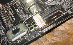 画像ギャラリー No.004のサムネイル画像 / ASUS,簡易UPS機能標準搭載の“タフ”なROGコンセプトマザーを公開。ゲーマー向けmicroATXボード2製品も