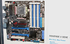 画像ギャラリー No.007のサムネイル画像 / ASUS,簡易UPS機能標準搭載の“タフ”なROGコンセプトマザーを公開。ゲーマー向けmicroATXボード2製品も