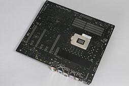 画像ギャラリー No.010のサムネイル画像 / 「Maximus V Formula」フォトレポート。8月登場予定のゲーマー向けマザー,その概要を押さえる