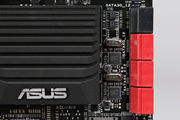 画像ギャラリー No.020のサムネイル画像 / 「Maximus V Formula」フォトレポート。8月登場予定のゲーマー向けマザー,その概要を押さえる