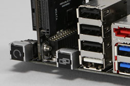 画像ギャラリー No.022のサムネイル画像 / 「Maximus V Formula」フォトレポート。8月登場予定のゲーマー向けマザー,その概要を押さえる