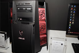 画像ギャラリー No.009のサムネイル画像 / オーバークロック時はワンボタンで筐体を開いて冷却強化するデスクトップPCが目玉。ASUSの「R.O.G.」ゲームPC計4モデルが発表に