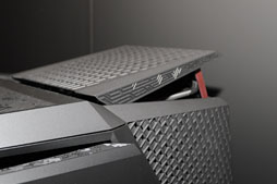 画像ギャラリー No.010のサムネイル画像 / オーバークロック時はワンボタンで筐体を開いて冷却強化するデスクトップPCが目玉。ASUSの「R.O.G.」ゲームPC計4モデルが発表に