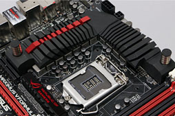 画像ギャラリー No.017のサムネイル画像 / 「MAXIMUS VI FORMULA」フォトレポート。黒い装甲板をまとったゲーマー向けマザーボードの特徴を写真でチェック