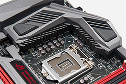 画像ギャラリー No.018のサムネイル画像 / 「MAXIMUS VI FORMULA」フォトレポート。黒い装甲板をまとったゲーマー向けマザーボードの特徴を写真でチェック