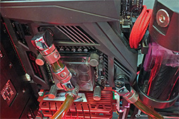 画像ギャラリー No.022のサムネイル画像 / 「MAXIMUS VI FORMULA」フォトレポート。黒い装甲板をまとったゲーマー向けマザーボードの特徴を写真でチェック