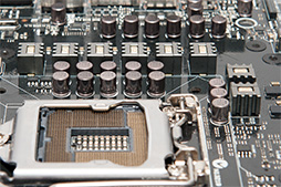 画像ギャラリー No.023のサムネイル画像 / 「MAXIMUS VI FORMULA」フォトレポート。黒い装甲板をまとったゲーマー向けマザーボードの特徴を写真でチェック