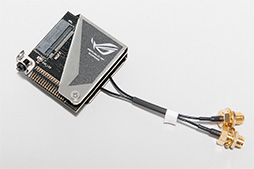 画像ギャラリー No.024のサムネイル画像 / 「MAXIMUS VI FORMULA」フォトレポート。黒い装甲板をまとったゲーマー向けマザーボードの特徴を写真でチェック