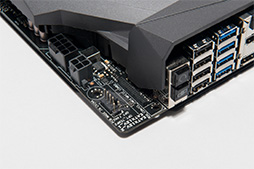 画像ギャラリー No.025のサムネイル画像 / 「MAXIMUS VI FORMULA」フォトレポート。黒い装甲板をまとったゲーマー向けマザーボードの特徴を写真でチェック