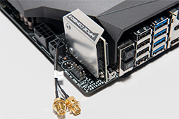 画像ギャラリー No.026のサムネイル画像 / 「MAXIMUS VI FORMULA」フォトレポート。黒い装甲板をまとったゲーマー向けマザーボードの特徴を写真でチェック