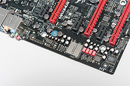 画像ギャラリー No.033のサムネイル画像 / 「MAXIMUS VI FORMULA」フォトレポート。黒い装甲板をまとったゲーマー向けマザーボードの特徴を写真でチェック