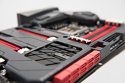 画像ギャラリー No.034のサムネイル画像 / 「MAXIMUS VI FORMULA」フォトレポート。黒い装甲板をまとったゲーマー向けマザーボードの特徴を写真でチェック