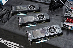 ���������꡼ No.003�Υ���ͥ������ / ������200����Ķ�餬1��¤ꡤ�ä����ǹ�10���ߡ��ץ饤��ǡ������䤵���ȵ�ˤα��䥲����PC�ɤ򸫤Ƥ���