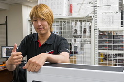 ���������꡼ No.004�Υ���ͥ������ / ������200����Ķ�餬1��¤ꡤ�ä����ǹ�10���ߡ��ץ饤��ǡ������䤵���ȵ�ˤα��䥲����PC�ɤ򸫤Ƥ���