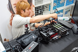 ���������꡼ No.006�Υ���ͥ������ / ������200����Ķ�餬1��¤ꡤ�ä����ǹ�10���ߡ��ץ饤��ǡ������䤵���ȵ�ˤα��䥲����PC�ɤ򸫤Ƥ���