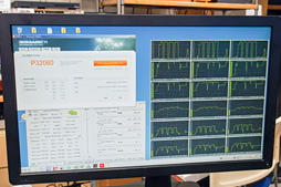 ���������꡼ No.007�Υ���ͥ������ / ������200����Ķ�餬1��¤ꡤ�ä����ǹ�10���ߡ��ץ饤��ǡ������䤵���ȵ�ˤα��䥲����PC�ɤ򸫤Ƥ���