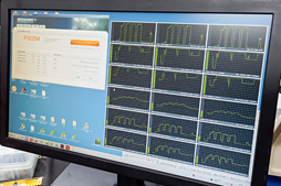 ���������꡼ No.008�Υ���ͥ������ / ������200����Ķ�餬1��¤ꡤ�ä����ǹ�10���ߡ��ץ饤��ǡ������䤵���ȵ�ˤα��䥲����PC�ɤ򸫤Ƥ���