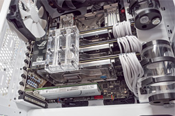 ���������꡼ No.013�Υ���ͥ������ / ������200����Ķ�餬1��¤ꡤ�ä����ǹ�10���ߡ��ץ饤��ǡ������䤵���ȵ�ˤα��䥲����PC�ɤ򸫤Ƥ���