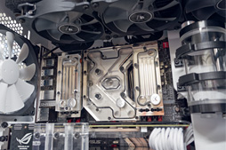 ���������꡼ No.014�Υ���ͥ������ / ������200����Ķ�餬1��¤ꡤ�ä����ǹ�10���ߡ��ץ饤��ǡ������䤵���ȵ�ˤα��䥲����PC�ɤ򸫤Ƥ���