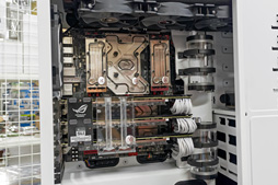 ���������꡼ No.015�Υ���ͥ������ / ������200����Ķ�餬1��¤ꡤ�ä����ǹ�10���ߡ��ץ饤��ǡ������䤵���ȵ�ˤα��䥲����PC�ɤ򸫤Ƥ���