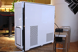 画像ギャラリー No.004のサムネイル画像 / Amazonの「200万円超のスペックが10万円」なゲームPC,最終完成品を見てきた。強烈なスペックのノートPCともども,10月13日の抽選販売は見逃すな