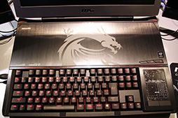 画像ギャラリー No.018のサムネイル画像 / Amazonの「200万円超のスペックが10万円」なゲームPC,最終完成品を見てきた。強烈なスペックのノートPCともども,10月13日の抽選販売は見逃すな