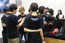 画像ギャラリー No.010のサムネイル画像 / ASUSが投入する“謎のゲーマー向けスマートフォン”とは? ももち&チョコブランカ選手など6人のレビュワーによる第一印象を聞いてみた