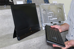 画像ギャラリー No.003のサムネイル画像 / ほとんど「バッテリー内蔵のディスプレイ一体型PC」? ASUSが一風変わった“ゲーマー向けノート”を発表