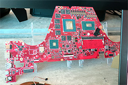 画像ギャラリー No.008のサムネイル画像 / ほとんど「バッテリー内蔵のディスプレイ一体型PC」? ASUSが一風変わった“ゲーマー向けノート”を発表