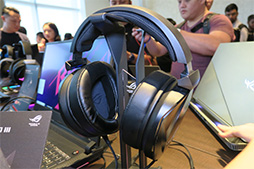 ���������꡼ No.028�Υ���ͥ������ / ASUS�������Ρ���PC�䥲���ޡ�������Х���ǥ����ץ쥤�ʤɿ����ʤ�¿��ȯɽ��������ˤ�Ȥ���2���̥Ρ���PC�����ܤ�