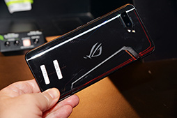 画像ギャラリー No.003のサムネイル画像 / 写真で見るゲーム特化スマートフォン「ROG Phone II」。前モデルの不満点を細かく解消した実用性も見どころだ
