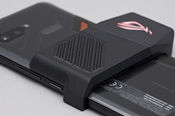 画像ギャラリー No.007のサムネイル画像 / 写真で見るゲーム特化スマートフォン「ROG Phone II」。前モデルの不満点を細かく解消した実用性も見どころだ
