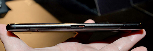 画像ギャラリー No.009のサムネイル画像 / 写真で見るゲーム特化スマートフォン「ROG Phone II」。前モデルの不満点を細かく解消した実用性も見どころだ