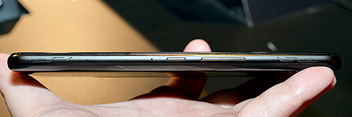 画像ギャラリー No.010のサムネイル画像 / 写真で見るゲーム特化スマートフォン「ROG Phone II」。前モデルの不満点を細かく解消した実用性も見どころだ