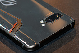 画像ギャラリー No.013のサムネイル画像 / 写真で見るゲーム特化スマートフォン「ROG Phone II」。前モデルの不満点を細かく解消した実用性も見どころだ