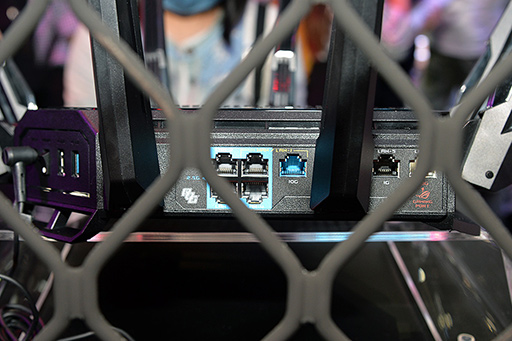 画像ギャラリー No.007のサムネイル画像 / アスペクト比32:9の量子ドット有機ELディスプレイは日本にも投入? ASUSの最新ゲーマー向け製品をチェックしてきた