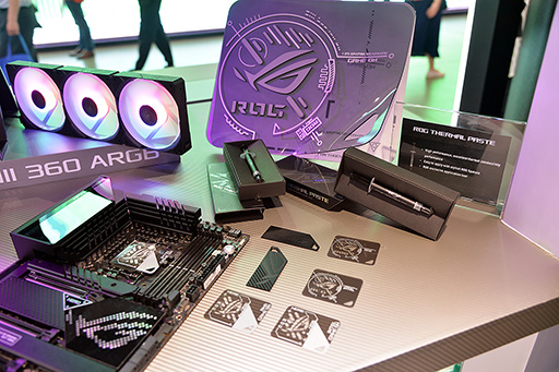 画像ギャラリー No.008のサムネイル画像 / アスペクト比32:9の量子ドット有機ELディスプレイは日本にも投入? ASUSの最新ゲーマー向け製品をチェックしてきた