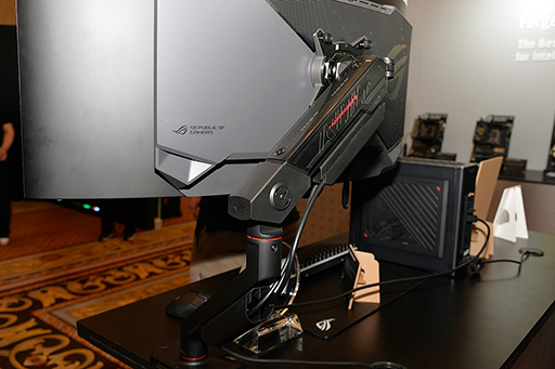 画像ギャラリー No.005のサムネイル画像 / ウルトラワイドの有機ELディスプレイやNUCにも注目。ノートPC以外にも気になるASUSの新製品をまとめてチェック