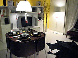 画像集#015のサムネイル/EA,「ザ・シムズ2 IKEAホームパック」のイベントを本物のIKEAショップで開催