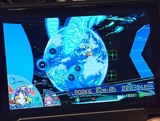 画像ギャラリー No.003のサムネイル画像 / 機体をローリングさせると，画面ごと世界が回る。2Dの感覚で遊べる3D横スクロールシューティング「Louloudi Asteri」をプレイ［OIGS 2026］