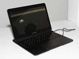 画像ギャラリー No.003のサムネイル画像 / ドックにつなぐとPCのように使える新コンセプトスマートフォン「ATRIX 4G」は,スーパーケータイ台風の目となるか